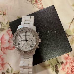MICHAEL KORS WHITE WATCH WITH CRYSTALS
